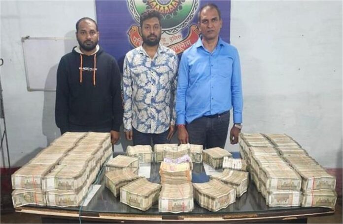 Mahadev app scam Police arrested Govind Chandrakar and two people with cash