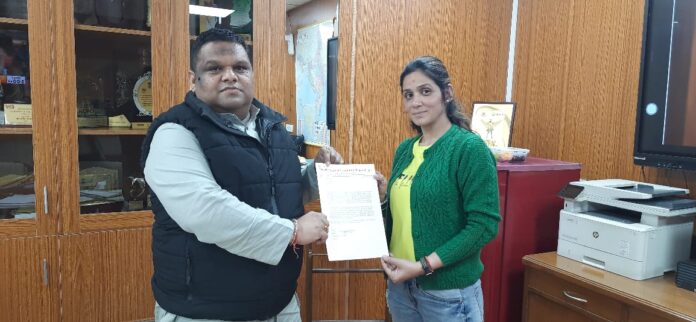 Neha Verma handing over the letter to NCPCR Chairman Priyank Kanoongo.