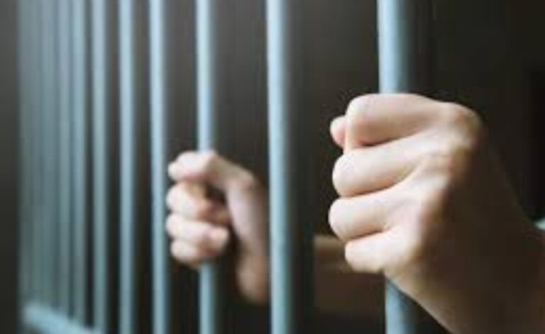 Surat में धार्मिक यंत्रों पर लग रहा थे दांव, हीरा श्रमिक खेल रहे थे जुआ