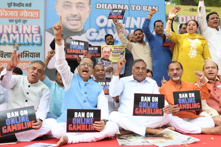 Dharna against gambling: 24 करोड़ युवा गैंबलिंग की लत के हैं शिकार